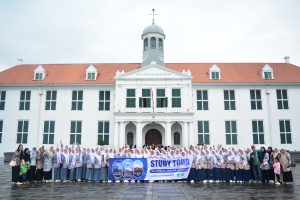 Santri Akhwat berfoto di depan Museum Fatahilah, Jakarta