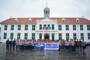 Santi Ikhwan berfoto bersama di depan Museum Fatahillah, Jakarta