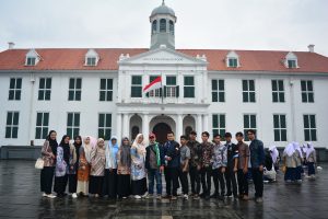Para guru pembimbing berfoto di depan Museum Fatahilah, Jakarta