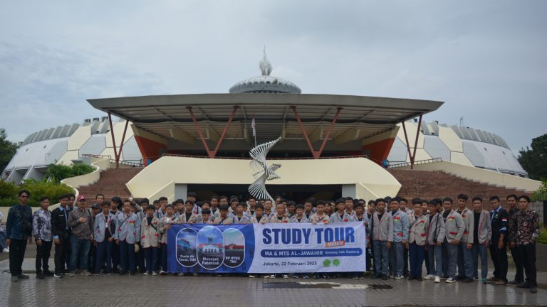 Santri ikhwan berfoto di depan Museum IPTEK