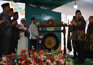 Simbolis pembukaan acara
