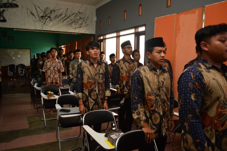 Peserta Menyanyikan Lagu Indonesia Raya dan Mars Al-Jawahir