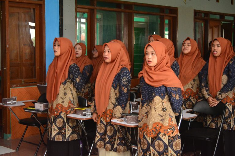 Peserta Menyanyikan Lagu Indonesia Raya dan Mars Al-Jawahir
